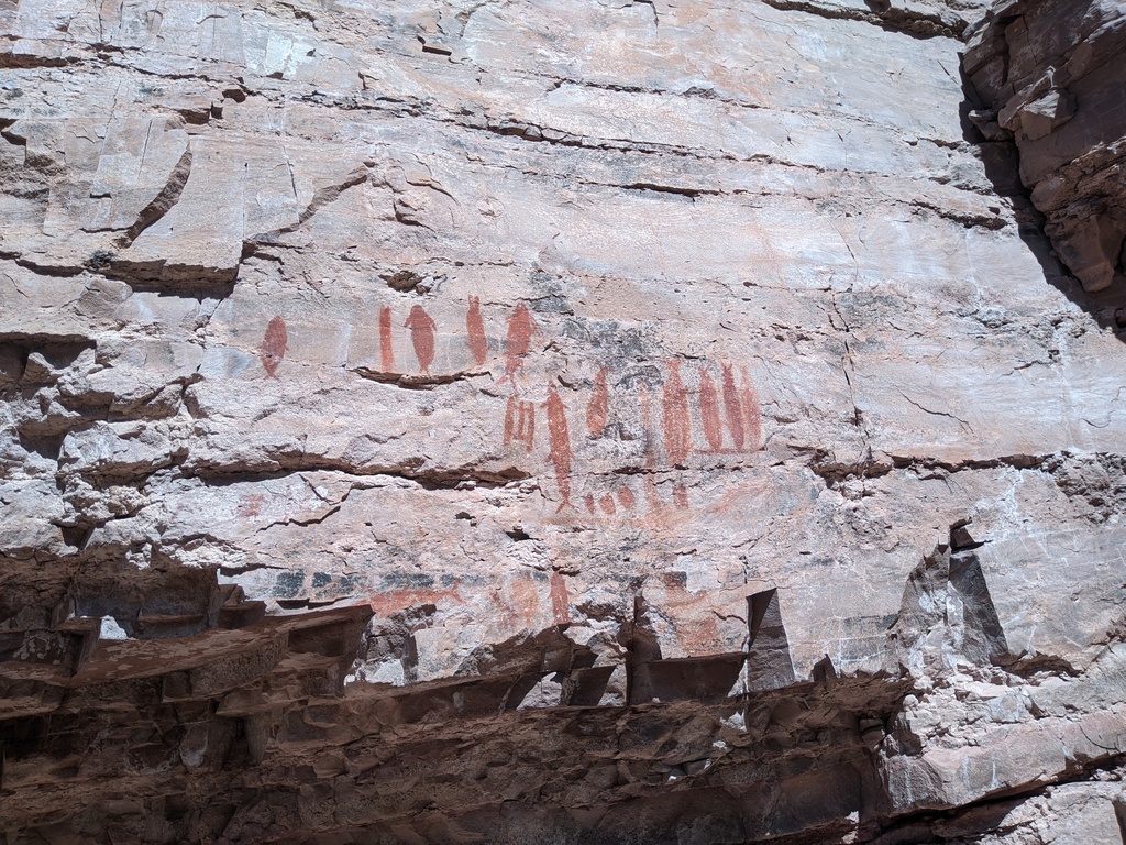 rock paintings E of the Bahia de Concepcion